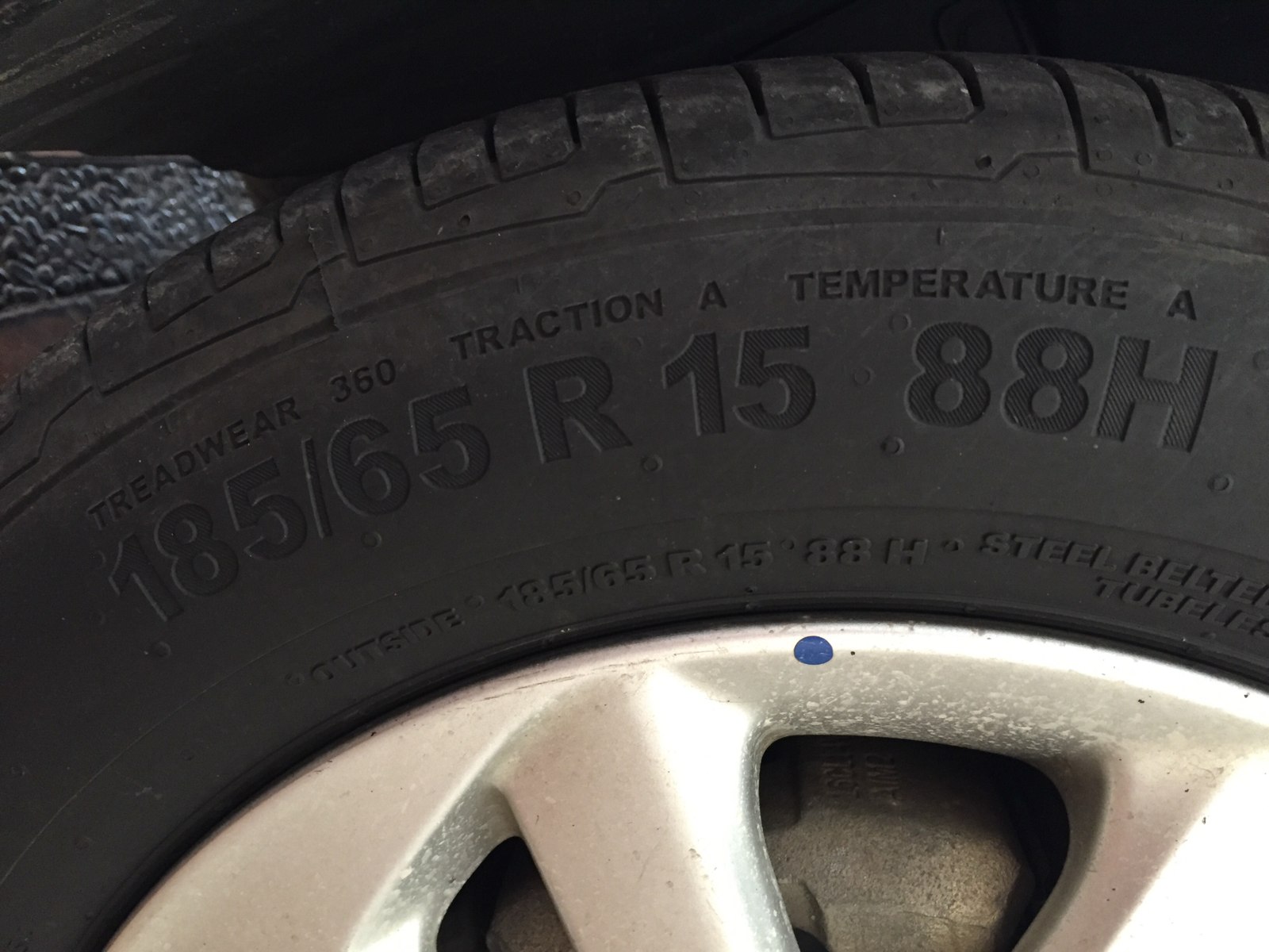 Size and service markings on a Honda Mobilio tyre