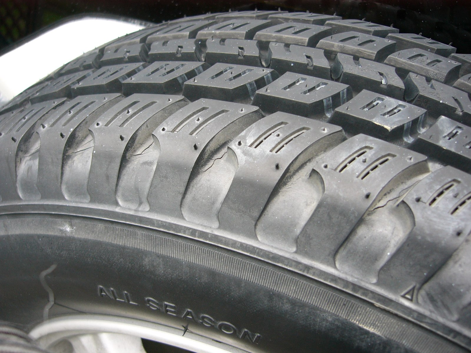 Tread and sidewall of an all-season tyre