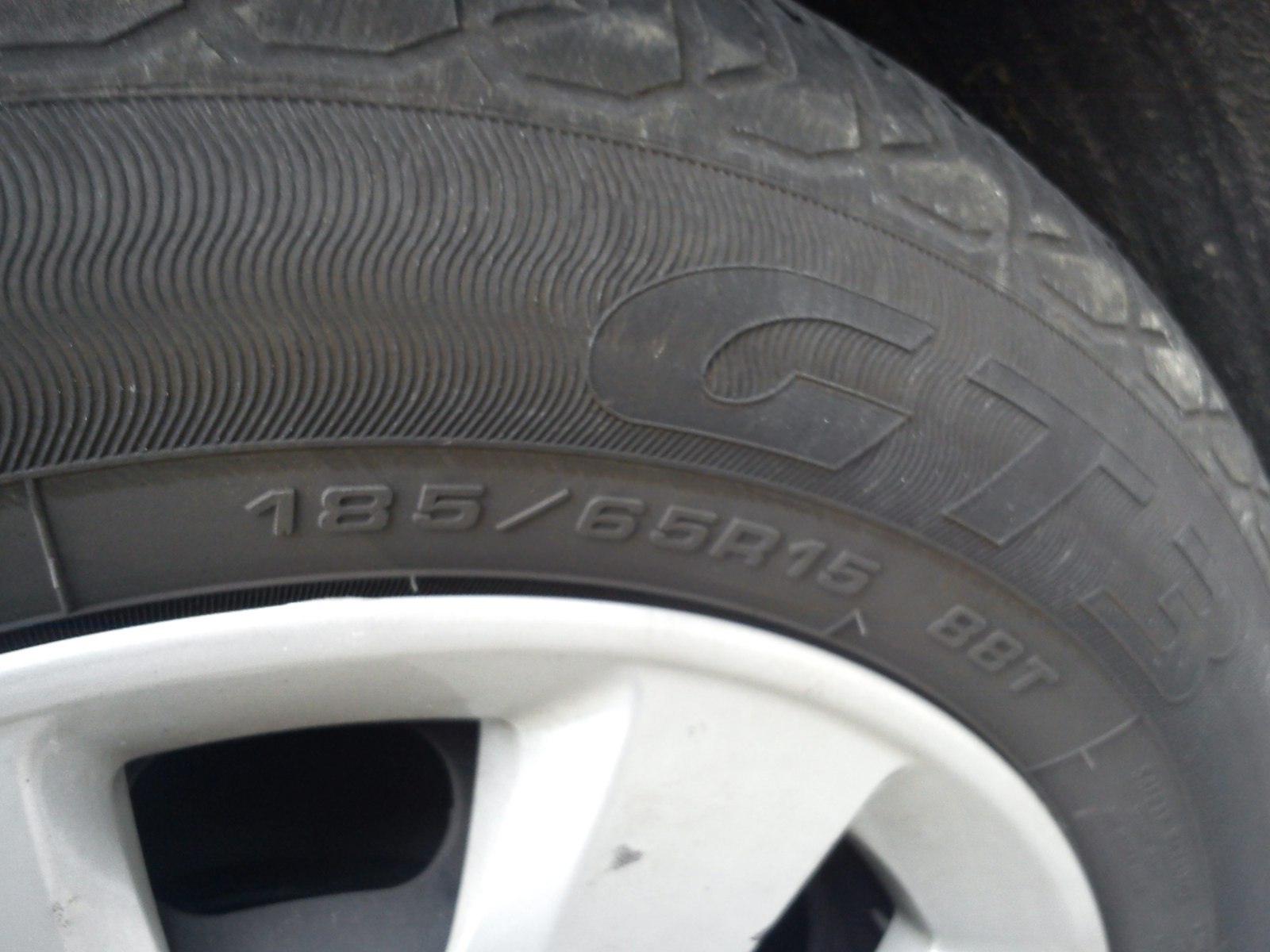Tyre sidewall displaying the size 185/65 R15