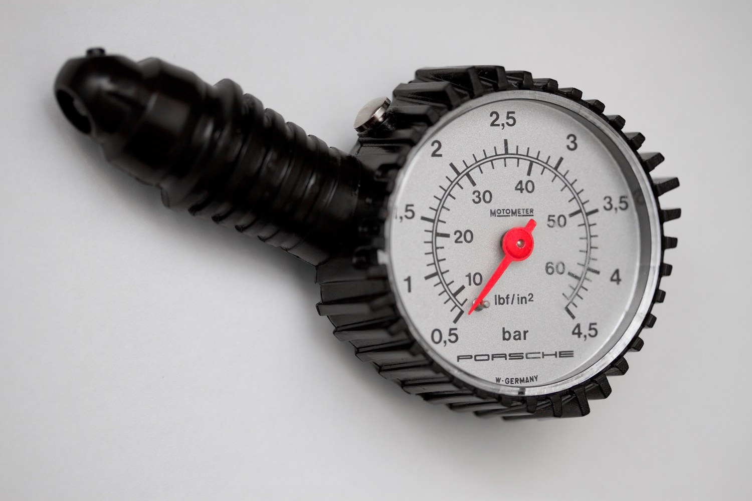 Analogue tyre-pressure gauge with hose connector
