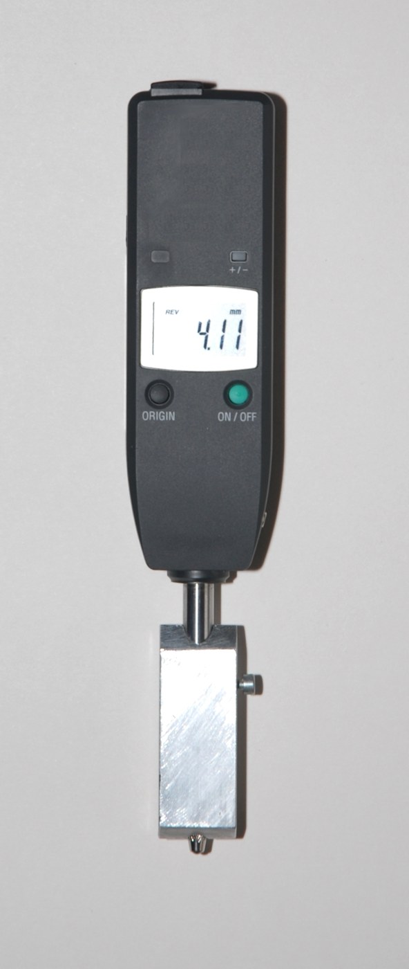 Digital tread-depth gauge