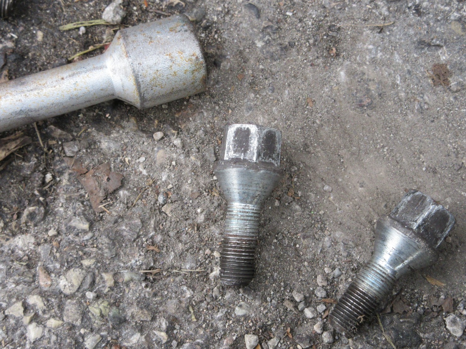 Wheel bolts shown as separate fasteners
