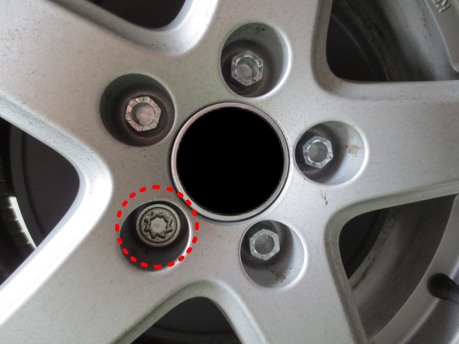 Alloy wheel with a marked locking fastener