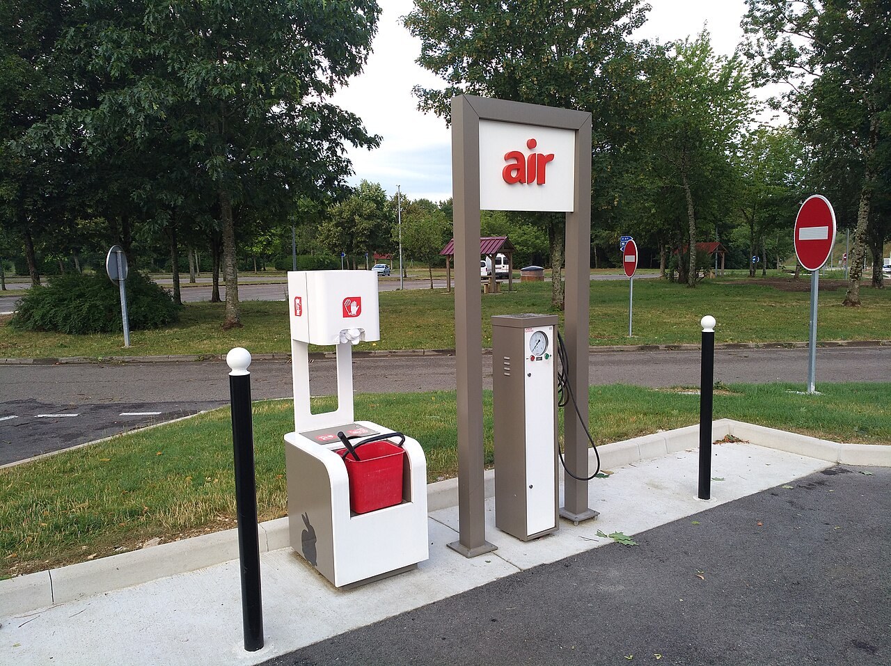 Tyre inflation station at a rest area