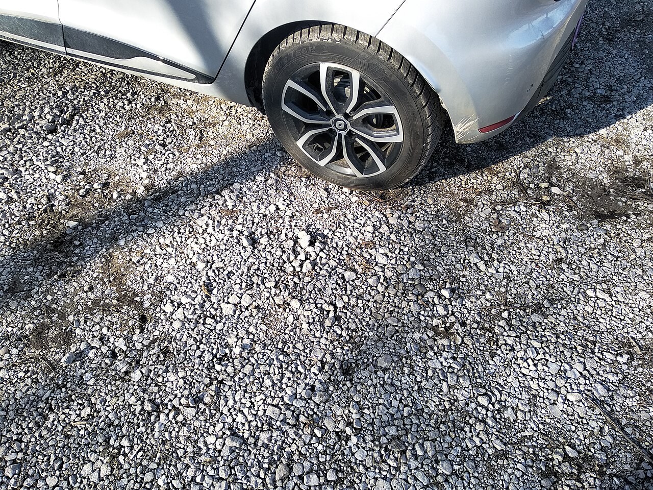 Passenger-car wheel on a gravel road