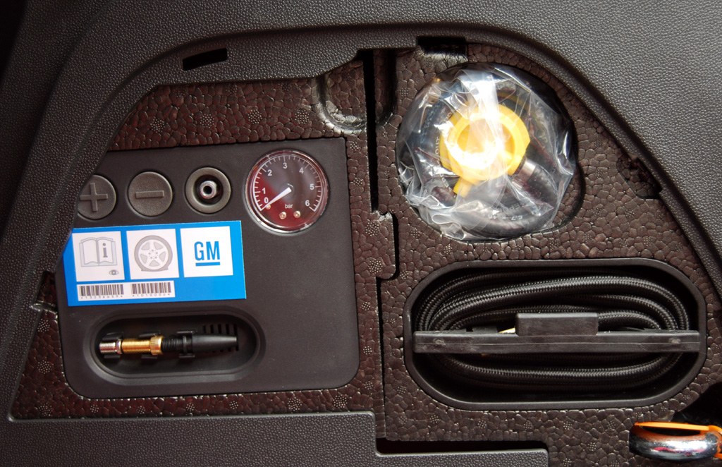 Compressor and accessories in a vehicle puncture kit